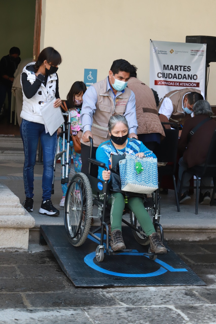SEDIF Puebla participa en “Martes Ciudadano”; entrega aparato auditivo a joven