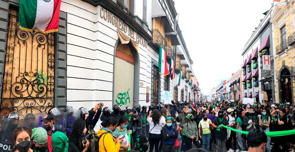 La marea verde marcha por despenalizar el aborto en Puebla 